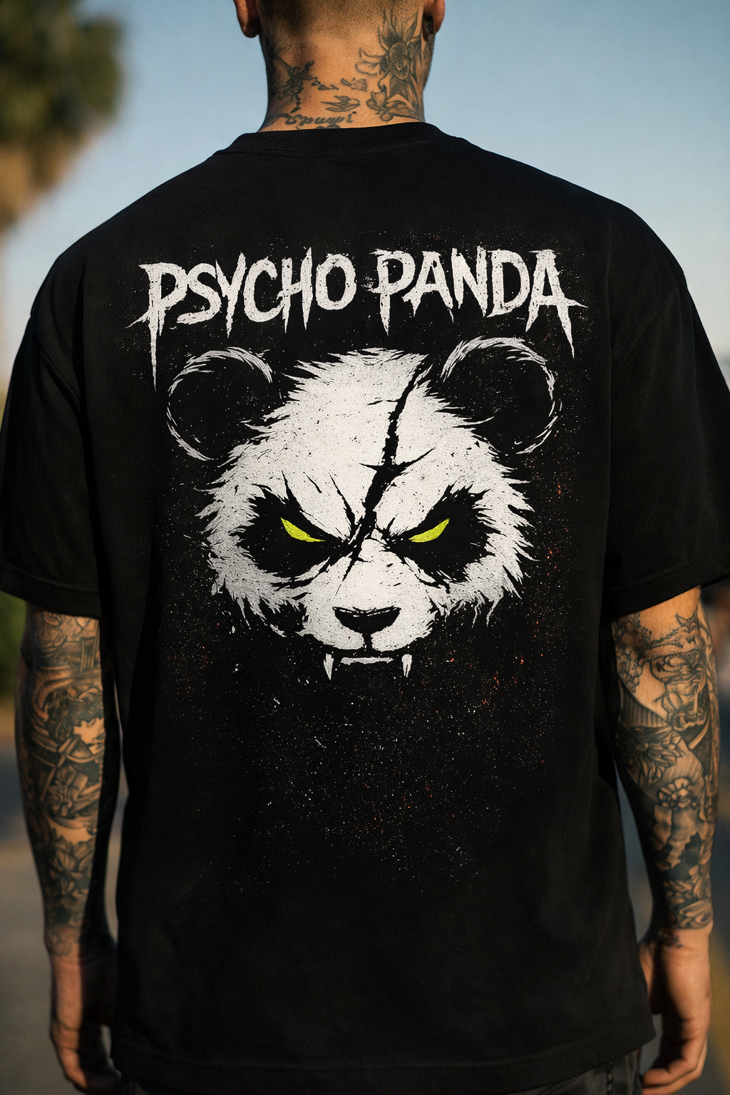 Psycho Panda Backprint Streetwear T-Shirt schwarz – Model Rückenansicht mit gruseligem Panda-Motiv

