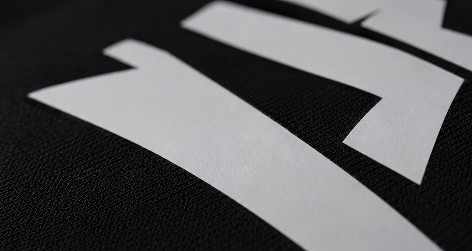 Glatte weiße Premium-DTF-Druckfläche auf schwarzem Textil