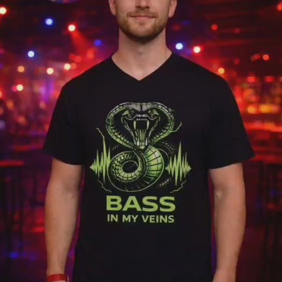 Schwarzes T-Shirt mit Cobra Motiv "Bass in my Veins" – Techno und Rave Streetwear DTF-Druck für Festivals | Laserhandmade